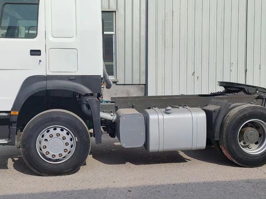 Camion à traction à droite Sinotruk 6*4 Blanc Couleur 6800*2496*2950mm Sièges ≤5