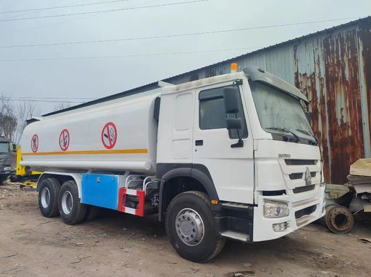 Camion réservoir de carburant de stockage de pétrole 6X4 Carré Type-300L réservoir de carburant Sinotruk 9000kg