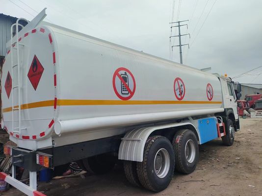 Camion réservoir de carburant de stockage de pétrole 6X4 Carré Type-300L réservoir de carburant Sinotruk 9000kg