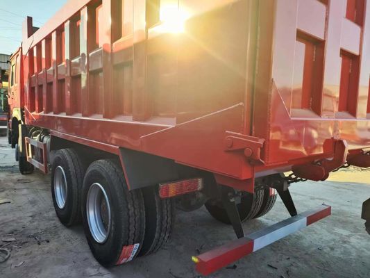 Couleur rouge Sinotruk HOWO 6X4 351 450 HP camion de décharge Transmission manuelle Type 8 × 4 roue motrice