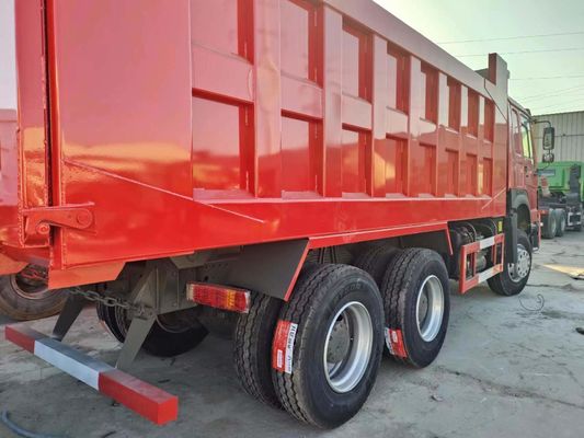 Couleur rouge Sinotruk HOWO 6X4 351 450 HP camion de décharge Transmission manuelle Type 8 × 4 roue motrice