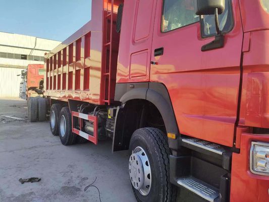 Couleur rouge Sinotruk HOWO 6X4 351 450 HP camion de décharge Transmission manuelle Type 8 × 4 roue motrice