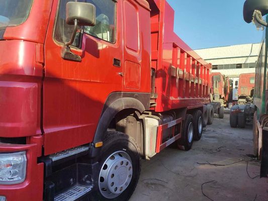 Couleur rouge Sinotruk HOWO 6X4 351 450 HP camion de décharge Transmission manuelle Type 8 × 4 roue motrice