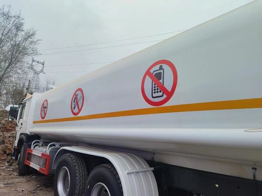 Capacité du moteur 4-6L 6X4 Chariot-citerne à carburant en acier au carbone pour le gaz pétrolier Diesel 25000 litres