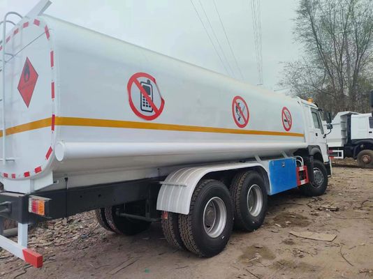 Capacité du moteur 4-6L 6X4 Chariot-citerne à carburant en acier au carbone pour le gaz pétrolier Diesel 25000 litres