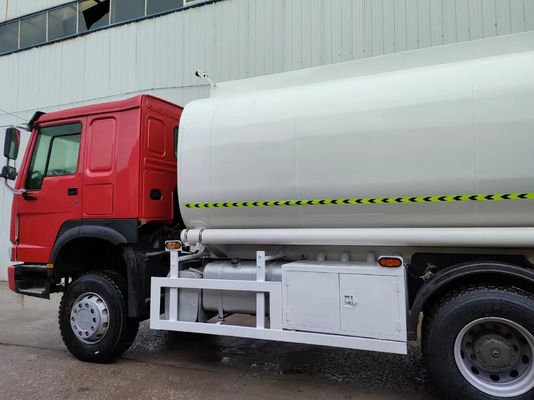 10cbm HOWO 4X2 Remplissage de réservoir d'huile Camion de transport mobile distributeur de carburant pour ≤5 places