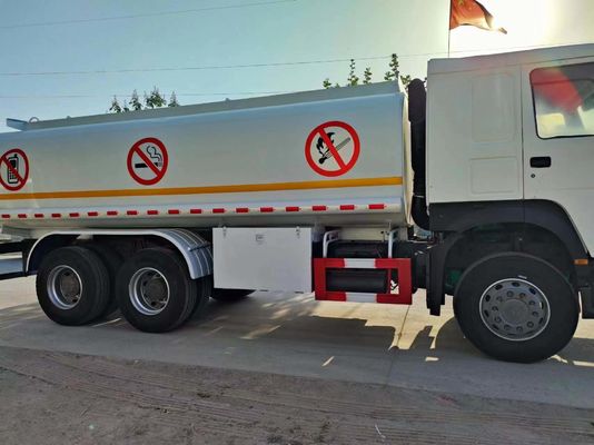 HOWO 6*4 26000 litres 340 chevaux Camions-citernes pour le transport de carburant et de pétrole ≤ 5 places