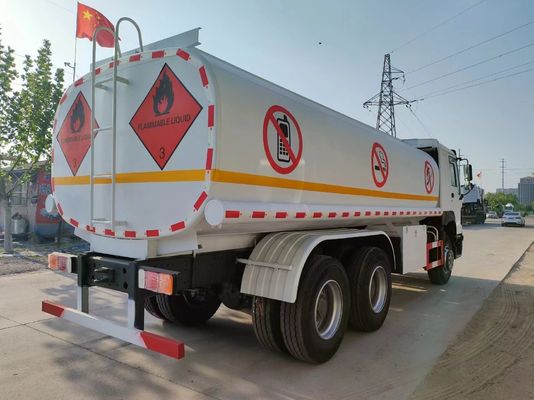 HOWO 6*4 26000 litres 340 chevaux Camions-citernes pour le transport de carburant et de pétrole ≤ 5 places