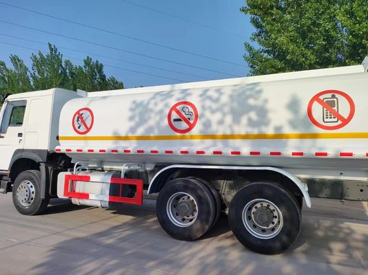 Camion de transport de réservoirs d'huile de carburant 8X4 avec 351-450 chevaux et capacité de réservoir 30000L