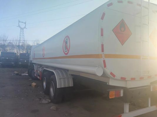 HOWO 8*4 Camion réservoir de carburant avec 1 an de service après-vente