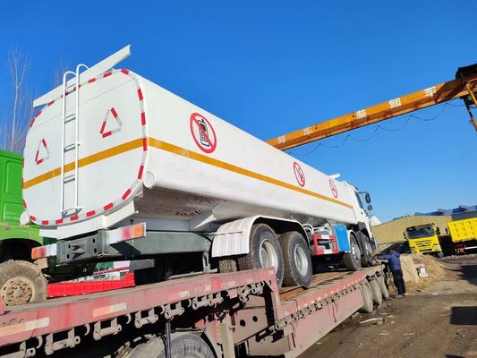 HOWO 8*4 Camion réservoir de carburant avec 1 an de service après-vente