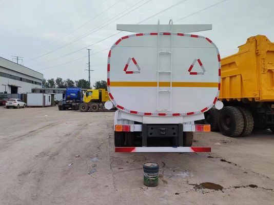 HOWO 8*4 Camion réservoir de carburant avec 1 an de service après-vente