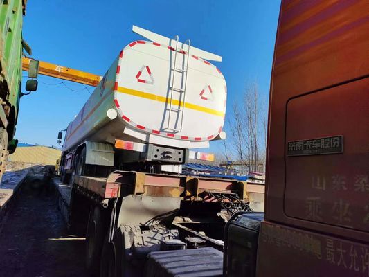 351-450 ch Siontruk HOWO Euro 3/4/5 8*4 Camion-citerne à carburant 10350X2496X3048 mm pour la livraison du carburant