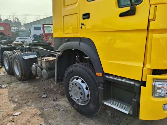 Conception de pneus sans tube Sinotruk 6*4 Camion tracteur Jaune Camion à tête Sinotruk
