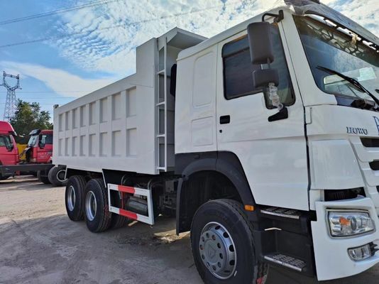 Truck à décharge blanc HOWO 6*4 avec capacité de moteur 4-6L et exigences du client
