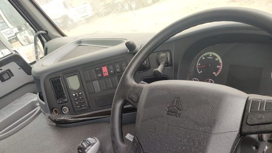 Transmission manuelle de 6 à 8 litres Sinotruk HOWO 6*4 Camion tracteur pour le transport de charges lourdes