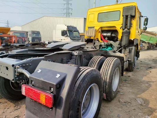 Sinotruk HOWO Camion lourd 6*4 Camion tracteur jaune avec émission Euro 3/4/5 et ≤5 sièges