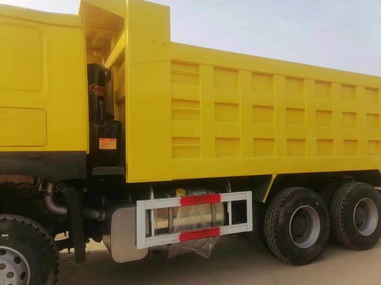 Conception de pneus radiaux Sinotruck HOWO 6*4 Chariot de décharge jaune avec boîte de vitesses manuelle