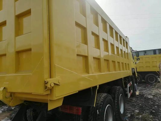 Conception de pneus radiaux Sinotruck HOWO 6*4 Chariot de décharge jaune avec boîte de vitesses manuelle