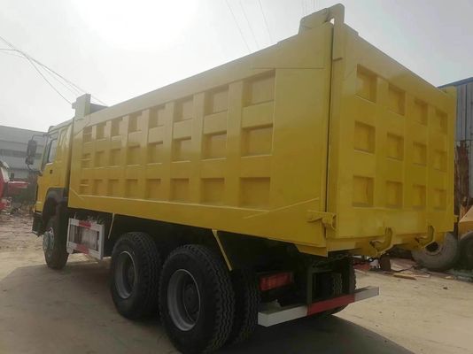Conception de pneus radiaux Sinotruck HOWO 6*4 Chariot de décharge jaune avec boîte de vitesses manuelle
