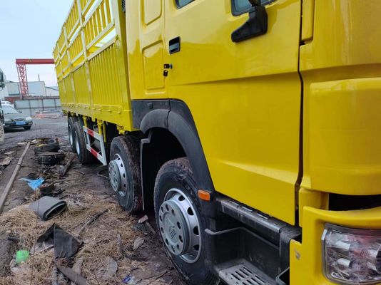 Conception de pneus radiaux HOWO Sinotruk 8*4 camion de marchandises camion d'occasion avec moteur Weichai