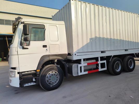 6*4 Design de pneus radiaux Sinotruck HOWO Blanc camion d'occasion 10 pneus pour roue motrice
