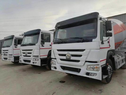 6×4 Sinotruck HOWO Camion-citerne de mélange avec 8500x2500x3600mm Taille